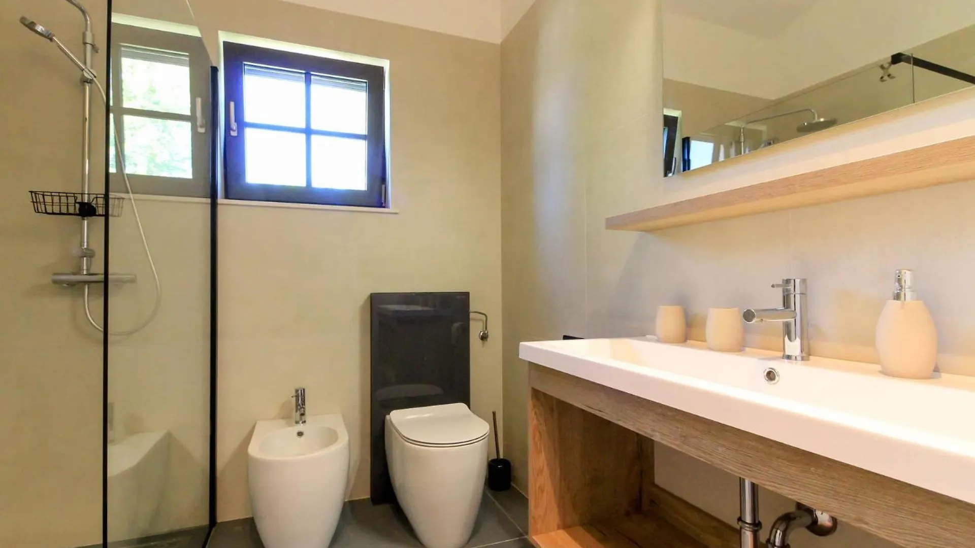 Beautiful Villa Regina With Private Pool Near The Sea By Wiibuk Sisan